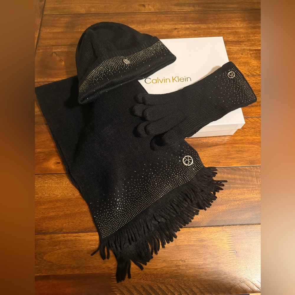 Calvin Klein Black and Silver Men's Gloves and Scarf Set